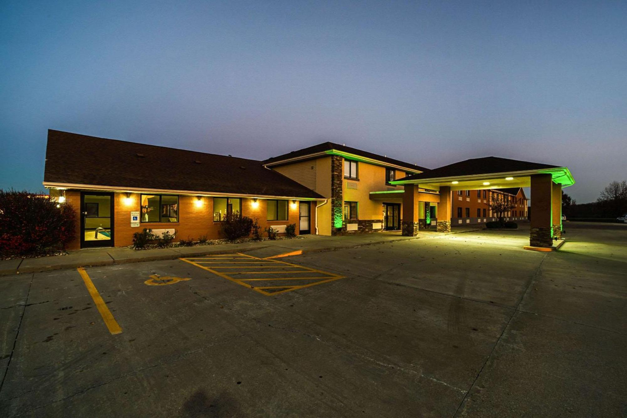 Quality Inn Carbondale University Area Exterior photo